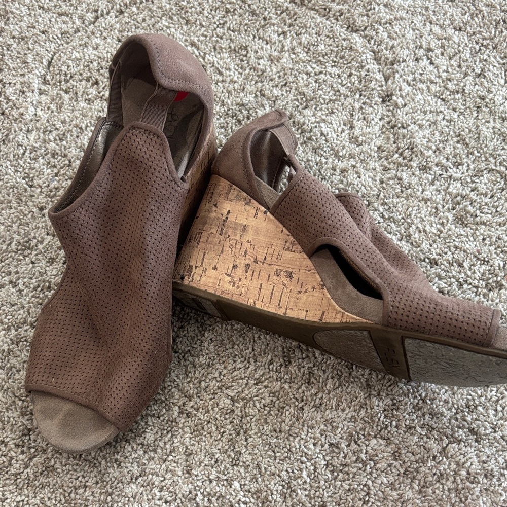 👟 3/$10 - Life Stride Brown Peep-Toe Wedges